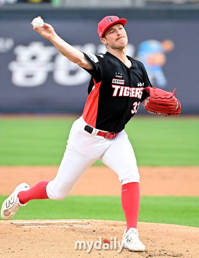 21일 오후 경기도 수원시 조원동 수원kt위즈파크에서 진행된 '2025 프로야구 KBO리그' kt위즈와 KIA타이거즈의 경기. 기아 올러가 선발등판해 역투하고 있다./마이데일리