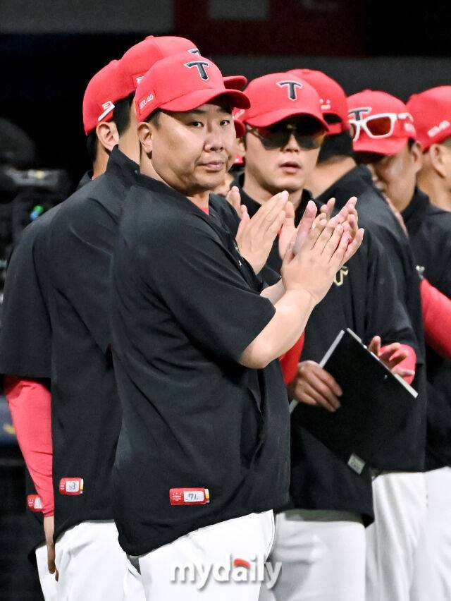 25일 오후 서울 고척동 고척스카이돔에서 진행된 '2025 프로야구 KBO리그' 키움히어로즈와 KIA타이거즈의 경기. 기아 이범호 감독이 6-3으로 승리한 뒤 박수를 치고 있다./마이데일리