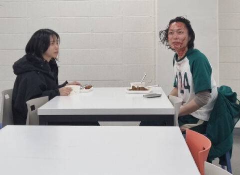가수 겸 배우 조유리가 피범벅 분장을 한 배우 노재원과 식사를 하고 있다. / 조유리 개인 인스타그램