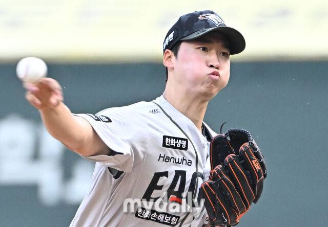 27일 오후 인천광역시 문학동 SSG랜더스필드에서 진행된 '2025 프로야구 KBO리그' SSG랜더스와 한화이글스의 경기. 한화 선발투수 엄상백이 역투하고 있다./마이데일리
