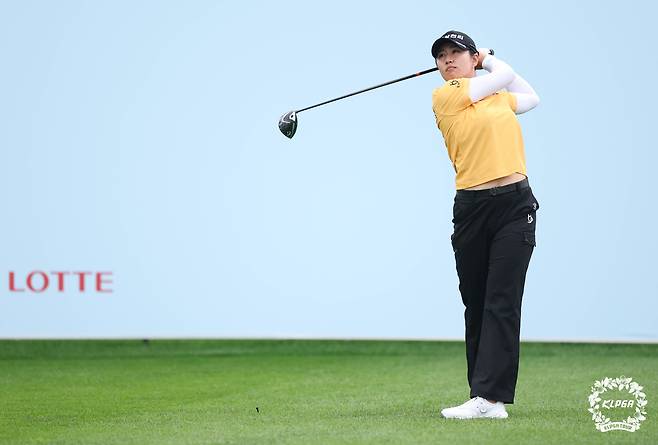 10번 홀에서 티샷을 날리고 있는 마다솜. [사진=KLPGA]