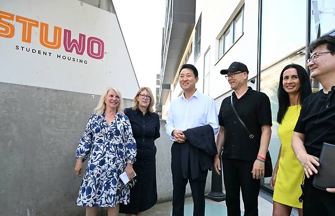 오세훈 서울시장이 지난 2일 오스트리아 빈 ‘융에스 보넨’의 시공사와 기숙사 운영업체 관계자들과 기념 촬영하고 있다. [서울시 제공]