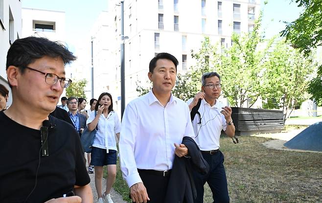 오세훈 서울시장이 지난 2일 오스트리아 빈의 청년 주거단지 ‘융에스 보넨’을 둘러보고 있다. [서울시 제공]