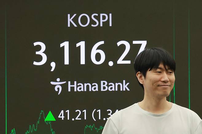 3일 서울 중구 하나은행 본점 딜링룸에서 딜러가 업무를 보고 있다. 이날 코스피는 전 거래일보다 41.21p(1.34%) 오른 3,116.27로 마감했다. [연합]