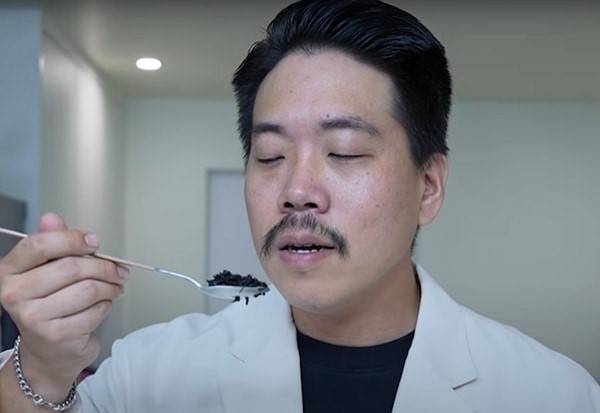 러브버그를 이용해 다양한 요리와 먹방을 선보인 유튜버. [유튜브 채널 ‘헌터퐝’ 캡처]