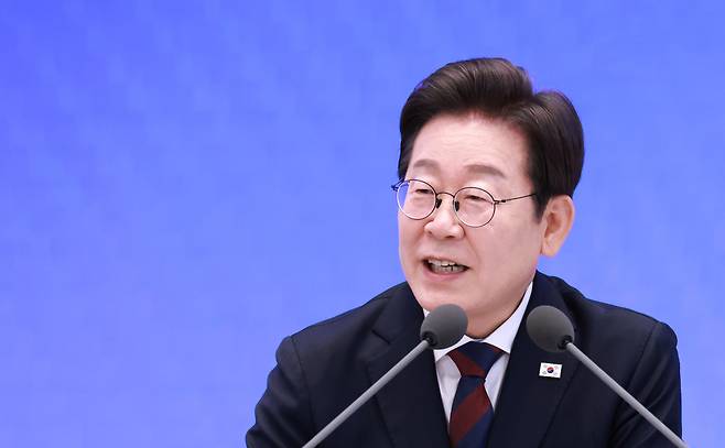 이재명 대통령이 3일 청와대 영빈관에서 ‘대통령의 30일, 언론이 묻고 국민에게 답하다’ 기자회견을 하고 있다. [연합]