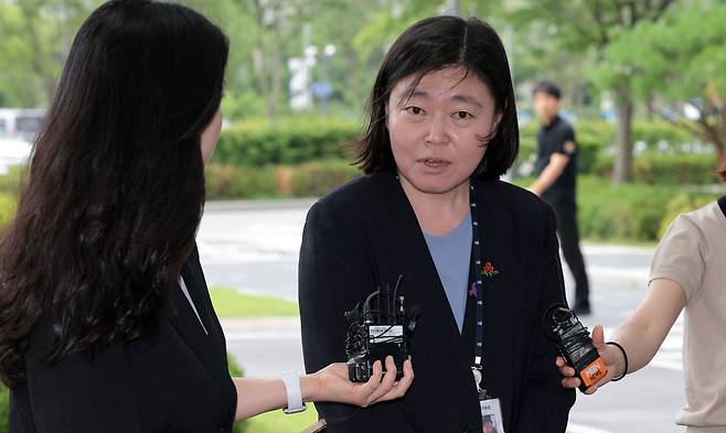 임은정 신임 서울동부지검장이 4일 서울 송파구 서울동부지방검찰청으로 첫 출근하며 취재진 질문에 답하고 있다. [연합]