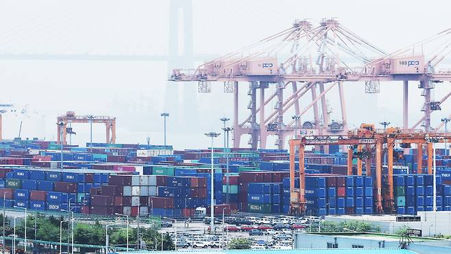 경기도 평택항에 컨테이너가 쌓여 있는 모습. [연합]