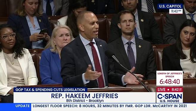 [워싱턴=뉴시스]하킴 제프리스 하원 민주당 원내대표가 3일(현지 시간) 미 워싱턴DC 국회의사당 하원 본회의장에서 트럼프 감세안 표결을 앞두고 무제한 연설을 진행하고 있다. (사진=C-Span 캡쳐). 2025.07.04. *재판매 및 DB 금지