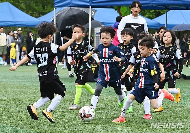 [수원=뉴시스] 뉴시스 경기남부본부가 주최하고 수원시축구협회가 주관한 제2회 수원컵 전국유소년 축구대회가 열린 2024년 4월20일 경기도 수원시 경기대학교 수원캠퍼스 대운동장에서 대회에 참가한 선수들이 열띤 경기를 펼치고 있다. (사진=뉴시스 DB). photo@newsis.com