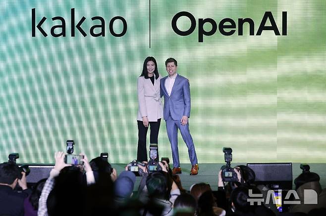 [서울=뉴시스] 최동준 기자 = 정신아 카카오 대표와 샘 올트먼 오픈AI 최고경영자가 4일 서울 중구 더 플라자호텔에서 열린 카카오 미디어데이에서 기념촬영을 하고 있다. 2025.02.04. photocdj@newsis.com
