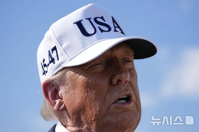 [앤드루스합동기지=AP/뉴시스]도널드 트럼프 대통령이 3일(현지 시간) 메릴랜드주 앤드루스합동기지에서 대통령 전용기에 탑승하기 앞서 취재진 질문에 답변하고 있다. 2025.07.04.
