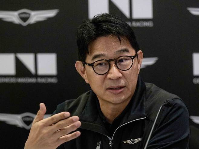 [두바이=뉴시스] 5일(현지시각) 아랍에미리트(UAE) 두바이 켐핀스키 더 블러바드 호텔에서 열린 제네시스 모터스포츠 진출 관련 기자간담회에서 송민규 제네시스사업본부장(부사장)이 고성능 마그마 레이싱에 관해 이야기하고 있다. (사진=제네시스 제공) 2024.12.06 photo@newsis.com *재판매 및 DB 금지