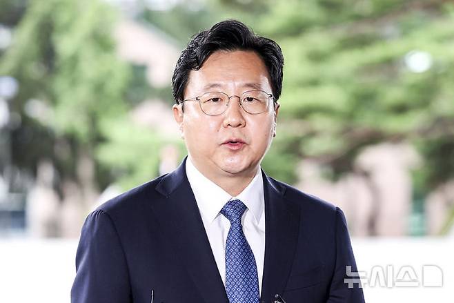 [서울=뉴시스] 김진아 기자 = 정진우 신임 서울중앙지검장이 4일 오전 서울 서초구 서울중앙지방검찰청으로 출근하며 소회를 밝히고 있다. 2025.07.04. bluesoda@newsis.com