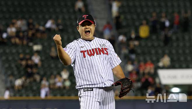 [서울=뉴시스] 김선웅 기자 = 11일 서울 송파구 잠실야구장에서 열린 2025 프로야구 SSG 랜더스와 LG 트윈스의 경기, LG 마무리투수 장현식이 경기를 6-4로 승리를 거두며 기뻐하고 있다. 2025.06.11. mangusta@newsis.com