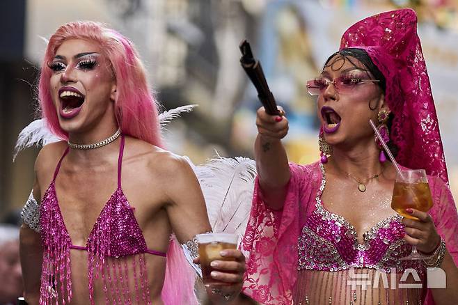 <font style="vertical-align: inherit;"><font style="vertical-align: inherit;"></font></font><font style="vertical-align: inherit;"><font style="vertical-align: inherit;">[마드리드=AP/뉴시스] 3일(현지 시간) 스페인 마드리드에서 열린 '마드리드 프라이드 주간의 연례 하이힐 레이스'에 참가한 드랙퀸 들이 이동하고 있다. 2025.07.04.</font></font>