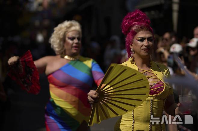 <font style="vertical-align: inherit;"><font style="vertical-align: inherit;">[마드리드=AP/뉴시스] 3일(현지 시간) 스페인 마드리드에서 열린 '마드리드 프라이드 주간의 연례 하이힐 레이스'에 참가한 참가자들이 이동하고 있다. 2025.07.04.</font></font>