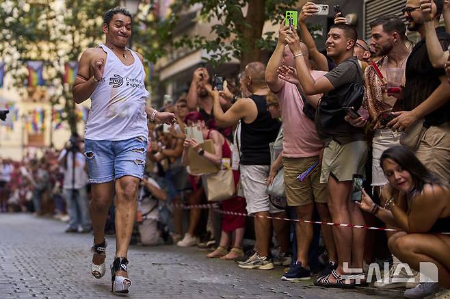 <font style="vertical-align: inherit;"><font style="vertical-align: inherit;">[마드리드=AP/뉴시스] 3일(현지 시간) 스페인 마드리드에서 열린 '마드리드 프라이드 주간의 연례 하이힐 레이스'에 참가한 참가자들이 높이 15cm의 하이힐을 신고 달리고 있다. 2025.07.04.</font></font>