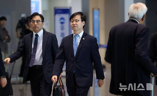 [인천공항=뉴시스] 김선웅 기자 = 대미 통상 관련 협상 총괄을 맡고 있는 여한구 산업통상자원부 통상교섭본부장이 22일 인천국제공항을 통해 미국으로 출국하고 있다. 2025.06.22. mangusta@newsis.com