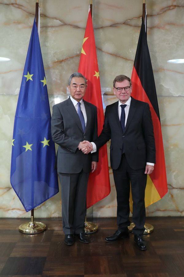 [서울=뉴시스] 중국 왕이부장이 3일 독일 베를린에서 요한 바데풀 독일 외무장관과 공동 기자회견을 갖고 있다. (출처: 중국 외교부) 2025.07.04. *재판매 및 DB 금지