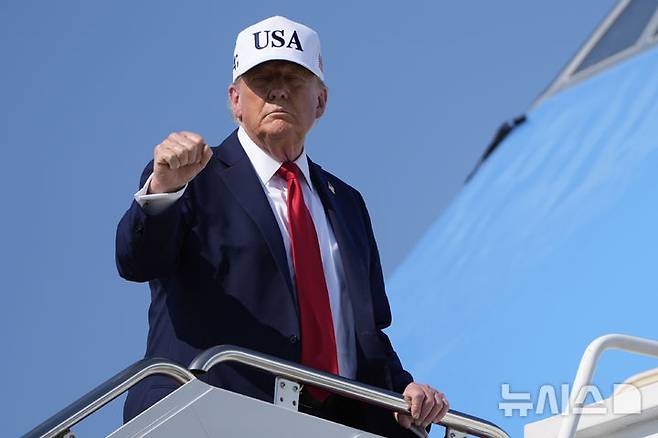 [앤드루스합동기지=AP/뉴시스]도널드 트럼프 대통령이 3일(현지 시간) 메릴랜드주 앤드루스합동기지에서 대통령 전용기에 탑승하고 있다. 2025.07.04.