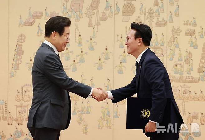 [서울=뉴시스] 고범준 기자 = 이재명 대통령이 4일 서울 용산 대통령실 청사에서 열린 임명장 수여식에서 김민석 신임 국무총리에게 임명장을 수여하고 있다. 2025.07.04. bjko@newsis.com