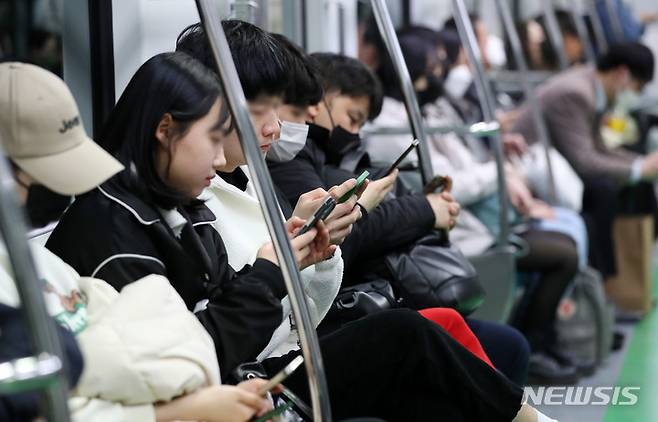 [서울=뉴시스] 백동현 기자 = 대중교통수단 내 마스크 착용 의무가 해제된 20일 오후 서울 지하철 2호선 열차 내에서 시민들이 마스크를 벗고 앉아 있다. 2023.03.20. livertrent@newsis.com