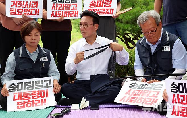 [서울=뉴시스] 배훈식 기자 = 김민석 국무총리가 4일 오전 서울 용산구 대통령실 앞에서 취임 후 첫 일정으로 송미령 농림축산식품부 장관 유임 결정 철회를 촉구하며 농성 중인 농민단체와 면담하고 있다. (공동취재) 2025.07.04. photo@newsis.com