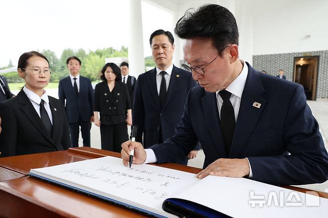 [서울=뉴시스] 배훈식 기자 = 김민석 국무총리가 4일 오후 서울 동작구 국립서울현충원을 찾아 참배한 뒤 방명록을 남기고 있다. (공동취재) 2025.07.04. photo@newsis.com