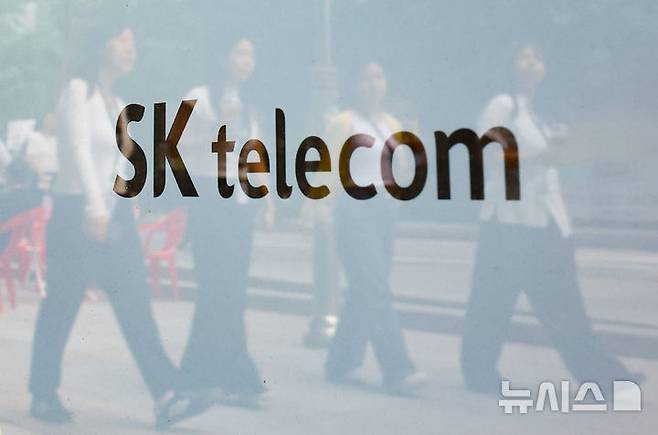 [서울=뉴시스] 황준선 기자 = 24일 서울 시내 한 SK텔레콤 대리점 모습.지난 4월 발생한 유심 해킹 사고로 과학기술정보통신부의 행정 지도를 받아 신규 가입자 영업을 중단한 SK텔레콤은 이날부터 영업을 전면 재개한다. 2025.06.24. hwang@newsis.com