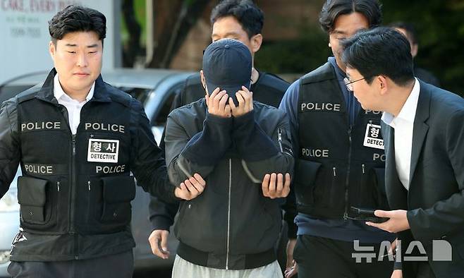 [서울=뉴시스] 고범준 기자 = 서울 강서구의 한 오피스텔에서 30대 여성을 살해한 40대 남성이 1심에 이어 2심에서도 징역 20년을 선고받았다. 사진은 김씨가 지난해 11월 구속 전 피의자 심문을 받기 위해 들어서는 모습. 2024.11.10. bjko@newsis.com