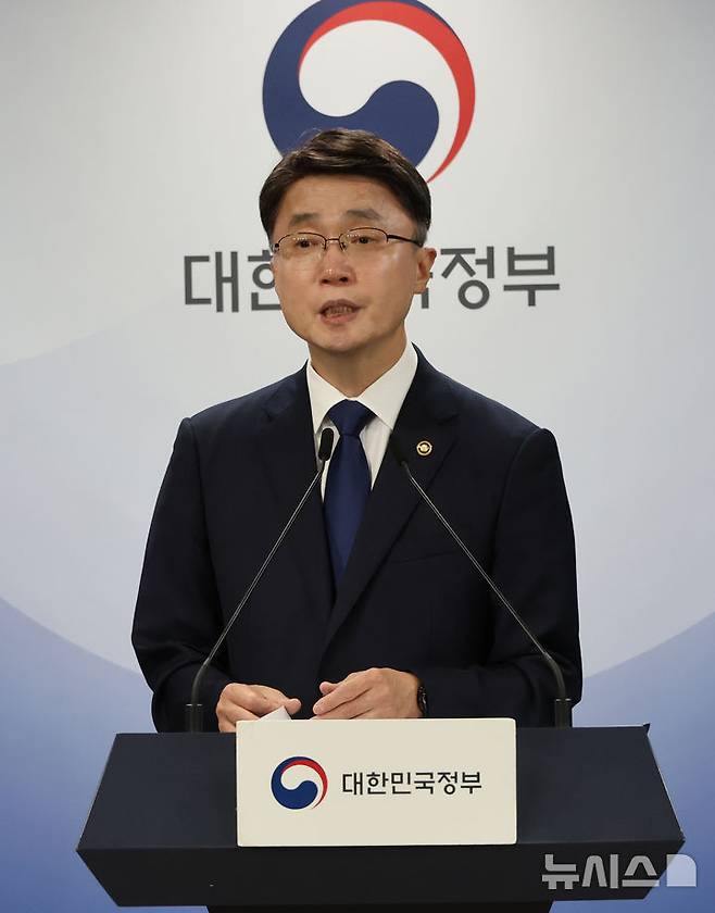 [서울=뉴시스] 김명원 기자 = 류제명 과학기술정보통신부 제2차관이 4일 서울 종로구 정부서울청사에서 SK텔레콤 침해사고 최종 조사결과 발표를 하고 있다. 2025.07.04. kmx1105@newsis.com