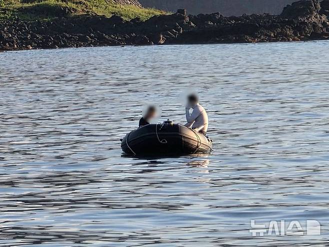 [제주=뉴시스] 지난달 30일 제주시 해상에서 구명조끼를 착용하지 않은 레저객 2명이 해경에 적발됐다. (사진=제주해양경찰서 제공) 2025.07.04. photo@newsis.com