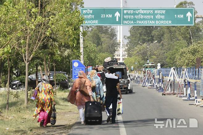 [암리차르(인도)=AP/뉴시스]인도를 방문했던 파키스탄 국민들이 4월25일 양국 간 긴장 고조에 따라 암리차르의 와가 국경검문소를 통해 파키스탄으로 돌아가기 위해 고속도로를 따라 걷고 있다. 파키스탄군이 아프가니스탄에서 파키스탄으로 잠입하려던 무장대원 30명을 사살했다고 파키스탄군이 4일 밝혔다. 2025.07.04.