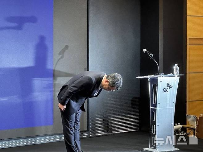 [서울=뉴시스] 심지혜 기자 = 유영상 SK텔레콤 사장이 4일 오후 과학기술정보통신부 민관합동조사단 조사 결과 발표 이후 SK텔레콤 본사 T타워에서 진행한 브리핑에서 고개 숙여 인사하고 있다. 25.07.04. siming@newsis.com