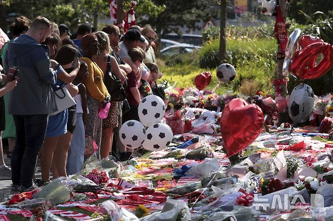 [리버풀=AP/뉴시스] 3일(현지 시간) 잉글랜드 프리미어리그(EPL) 리버풀의 홈구장인 안필드에서 축구 팬들이 이날 새벽 교통사고로 숨진 공격수 디오구 조타(28)를 기리기 위해 마련된 추모소를 찾고 있다. 조타는 동생 안드레 시우바와 함께 차량으로 이동하던 중 스페인 사모라 인근에서 사고로 목숨을 잃었다. 2025.07.04.