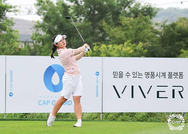 [서울=뉴시스] 4일 인천 청라에 위치한 베어즈베스트청라CC에서 열린 '제15회 롯데오픈' 2R 11번홀에서 최가빈이 티샷을 하고 있다.(사진=KLPGA 제공) 2025.07.04. photo@newsis.com *재판매 및 DB 금지