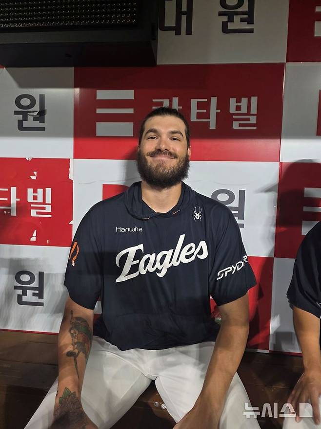 [서울=뉴시스] 김희준 기자 = 한화 이글스의 코디 폰세가 4일 고척스카이돔에서 열린 키움 히어로즈와의 경기에 선발 등판해 7이닝 1실점으로 호투한 뒤 인터뷰를 하고 있다. 2025.07.04jinxijun@newsis.com