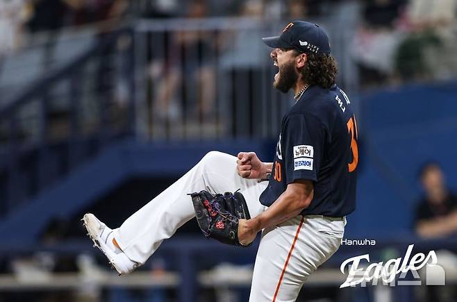 [서울=뉴시스] 김희준 기자 = 한화 이글스의 코디 폰세가 4일 고척스카이돔에서 열린 키움 히어로즈와의 경기에 선발 등판해 7이닝 1실점으로 호투한 뒤 인터뷰를 하고 있다. 2025.07.04jinxijun@newsis.com