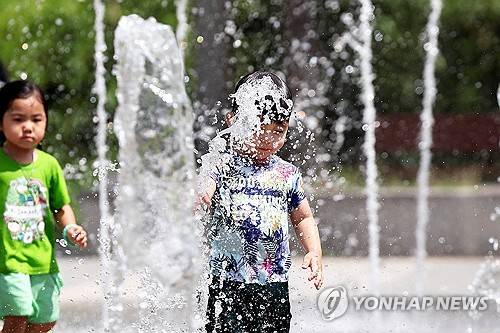 시원한 물줄기에 흠뻑 [연합뉴스 제공]