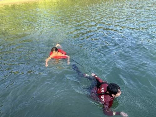 해경에 구조되는 A군 [통영해양경찰서 제공. 재판매 및 DB 금지]