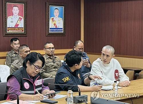 지난 1월 미얀마에서 구출된 중국 배우 왕싱(오른쪽) [EPA 연합뉴스 자료사진]