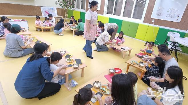 6월 생태놀이터에서 아이들이 김밥을 만들며 자연의 결실을 체험하고 있다. 박사라 기자