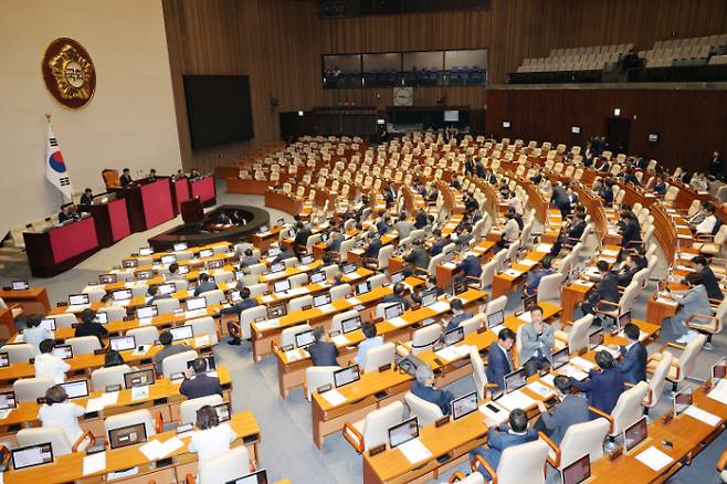 4일 국회 본회의에서 우원식 국회의장과 여당 의원들이 야당 의원들을 기다리고 있다. 연합뉴스