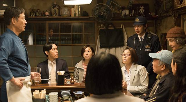 영화 ‘심야식당2’ 속 마스터와 가게를 찾은 손님들.