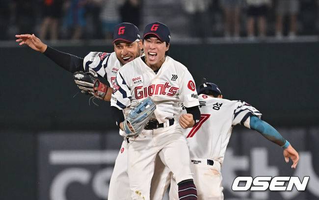 [OSEN=부산, 이석우 기자] 3일 부산 사직야구장에서 2025 신한 SOL 뱅크 KBO 리그 롯데 자이언츠와 LG 트윈스의 경기가 열렸다. 홈팀 롯데는 이민석이, 방문팀 LG는 손주영이 선발 출전했다.롯데 자이언츠 김동혁이 9회초 1사 1,2루 LG 트윈스 천성호의 타구를 잡아 2루 주자까지 잡아 병살 시킨후 승리를 확정짓고 기쁨을 나누고 있다. 2025.07.03 / foto0307@osen.co.kr