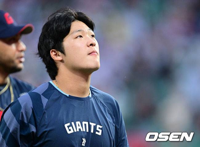 [OSEN=인천, 최규한 기자] 프로야구 SSG 랜더스가 짜릿한 1-0 승리로 3연패에서 탈출했다.&nbsp;SSG는 15일 인천 SSG랜더스필드에서 열린 ‘2025 신한은행 SOL Bank KBO리그’ 롯데 자이언츠와의 경기에서 1-0으로 승리했다. 이날 승리로 3연패를 끊으며 1승 1패로 롯데와의 주말 3연전을 마쳤다.&nbsp;경기를 마치고 롯데 이민석이 팬들에게 인사한 뒤 그라운드를 나서고 있다. 2025.06.15 / dreamer@osen.co.kr