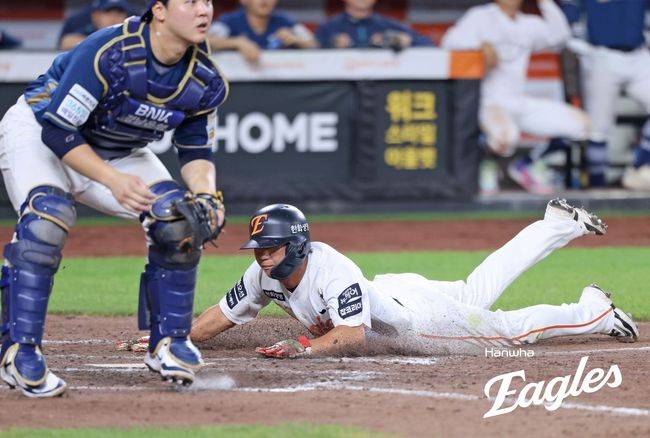 한화 이원석이 10회 노시환의 2루 뜬공 때 NC 2루수 박민우의 실책을 틈타 3루에서 홈으로 뛰며 득점을 올리고 있다. /한화 이글스 제공