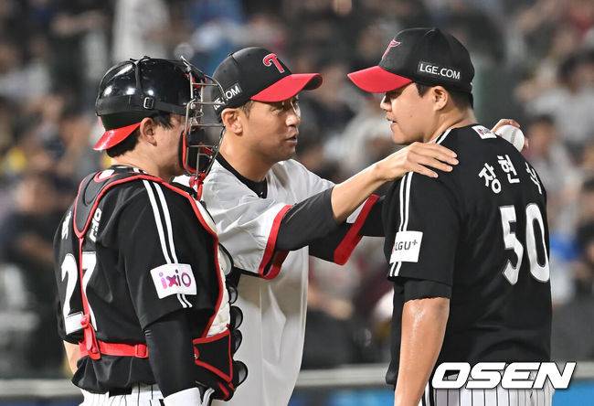 [OSEN=부산, 이석우 기자] 1일 부산 사직야구장에서 2025 신한 SOL 뱅크 KBO 리그 롯데 자이언츠와 LG 트윈스의 경기가 열렸다. 홈팀 롯데는 데이비슨이, 방문팀 LG는 에르난데스가 선발 출전했다.LG 트윈스 장현식이 8회말 2사 2루 롯데 자이언츠 레이예스에게 1타점 적시 2루타를 맞고 교체되고 있다. 2025.07.01 / foto0307@osen.co.kr