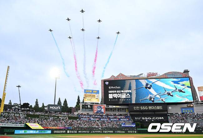 [OSEN=인천, 이대선 기자] 6일 오후 인천 SSG랜더스필드에서 ‘2024 신한 SOL BANK KBO리그’ 올스타전이 열린다.인천에서 프로야구 올스타전이 열리는 것은 2008년 이후 16년 만이다.&nbsp;경기에 앞서 공군 특수비행팀 블랙이글스가 랜더스필드 위를 날고 있다. 2024.07.06 /sunday@osen.co.kr